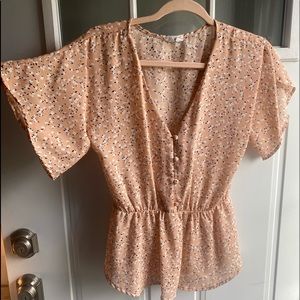 Sienna sky top, peachy color with white flowers. Size small in good condition!